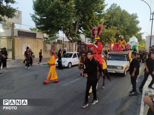 حرکت دسته های عزاداری هیئت شاهزاده قاسم (ع) به سمت زیارتگاه امام زاده سید حمزه 