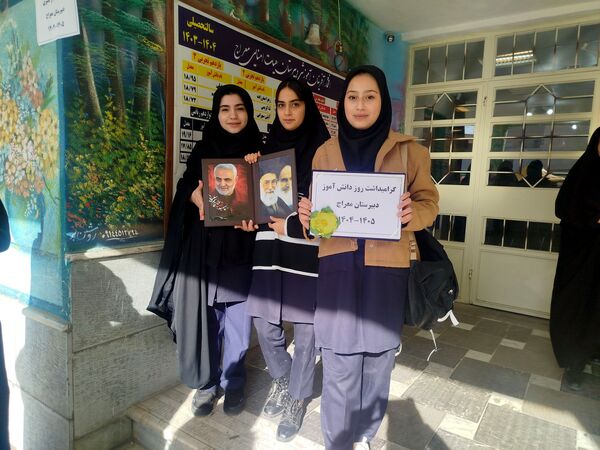 حضور پرشور دانش‌آموزان دبیرستان هیئت امنایی معراج اردبیل در راهپیمایی روز ۱۳ آبان ماه