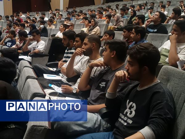 همایش روبیس شو با حضور رتبه‌های برتر کنکوری در نیشابور