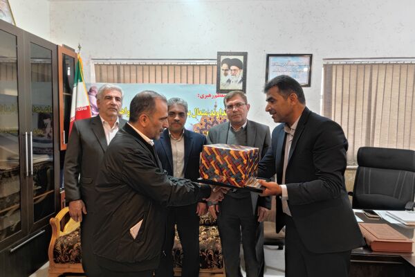 تجلیل ازوالدین جانباز در دبیرستان شاهد شهید معزی