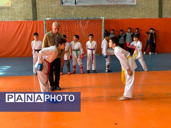 برگزاری فعالیت‌های ورزشی درون مدرسه‌ای در دبستان معلم آشخانه 