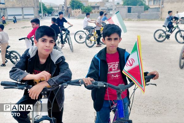یادبودی در مسیر دوچرخه برای قهرمانان کوچک میناب