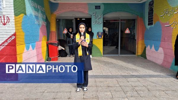 آغاز جشن‌های انقلابی مدرسه توسط پیشتازان 