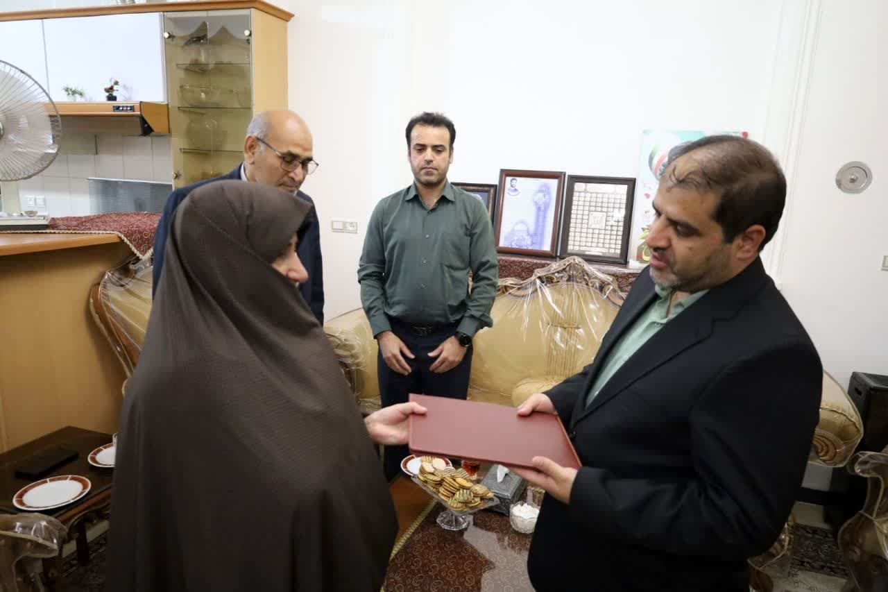 دیدار معاون سیاسی، امنیتی و اجتماعی استاندار یزد، با خانواده‌های شهدای معلم