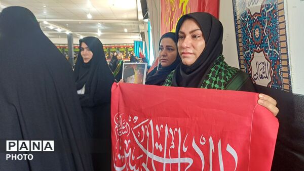 همایش دانش‌آموزان و بانوان خرم آبادی در سوگ رهبر شهید 