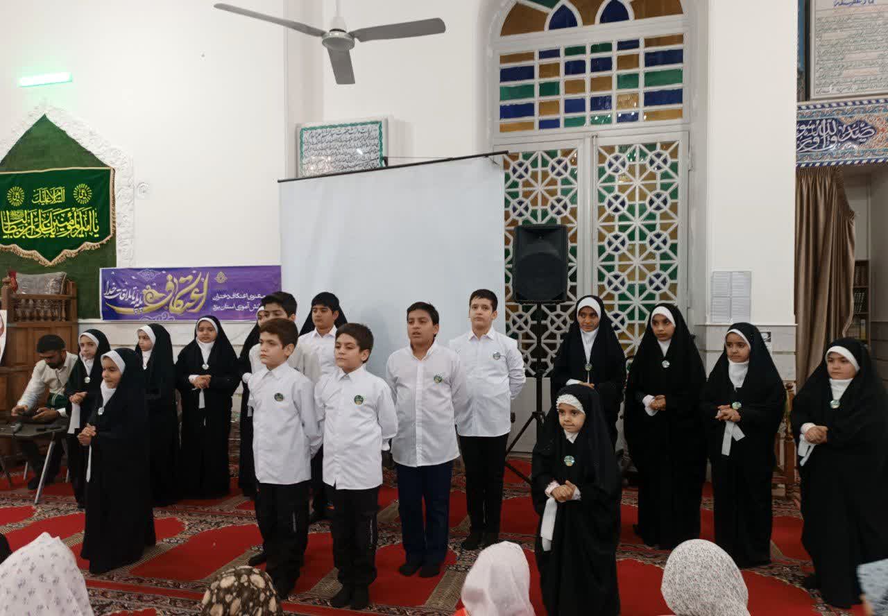 مراسم شب شعر ایرانمهر در اعتکاف سازمان دانش‌آموزی یزد برگزار شد