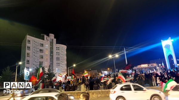 تجمع جوانان‌‌و‌نوجوانان‌در‌بیعت با رهبر انقلاب در نیشابور