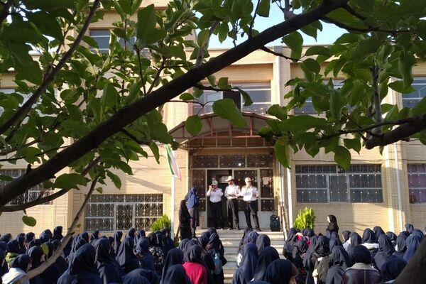  تجلیل از حافظان نظام در دبیرستان شاهد الیگودرز