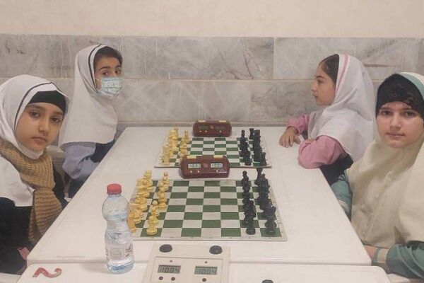 رقابت فکری دانش آموزان شهرستان قدس در مسابقات شطرنج دانش‌آموزی 