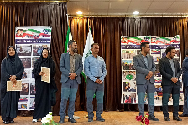 مراسم تجلیل وتقدیر از دانش‌آموز خبرنگاران پانا آباده توسط رئیس سازمان دانش‌آموزی استان فارس