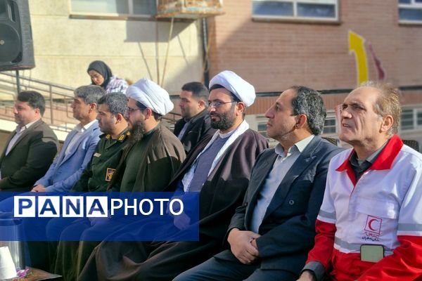 آیین نواخته شدن زنگ انقلاب اسلامی در مدرسه آیت‌الله خامنه‌ای قرچک