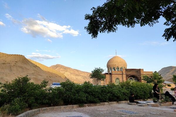 دعای روز عرفه در جوار گلزار شهدای شهر بار