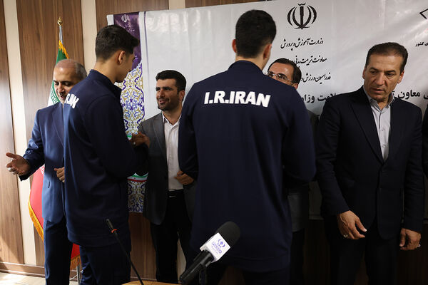 نشست صمیمی معاون تربیت بدنی و سلامت با ورزشکاران و کادر فنی تیم ملی والیبال دانش‌آموزی