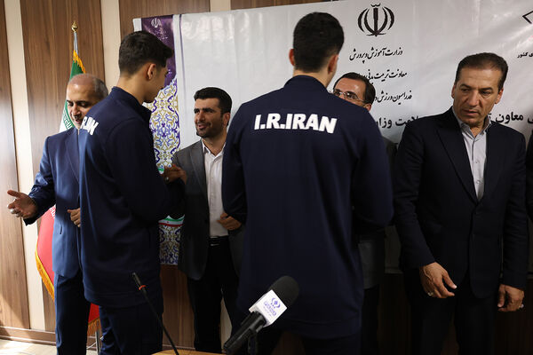نشست صمیمی معاون تربیت بدنی و سلامت با ورزشکاران و کادر فنی تیم ملی والیبال دانش‌آموزی
