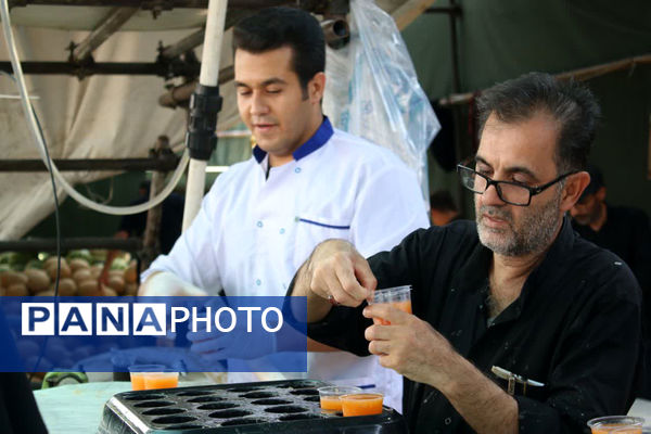 جلوه‌های زیبای انس و همدلی در خدمت به ارادتمندان سیدالشهدا(ع)