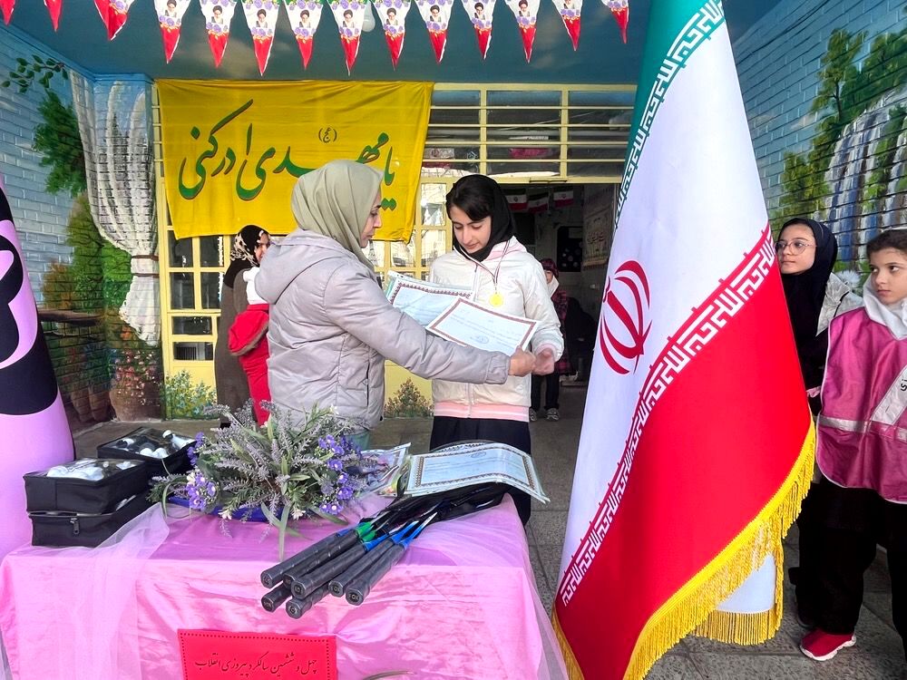 تقدیر از دانش‌آموزان برتر در مدرسه و مقام‌آوران رشته‌های ورزشی در مدرسه هدی یک شهرستان قدس