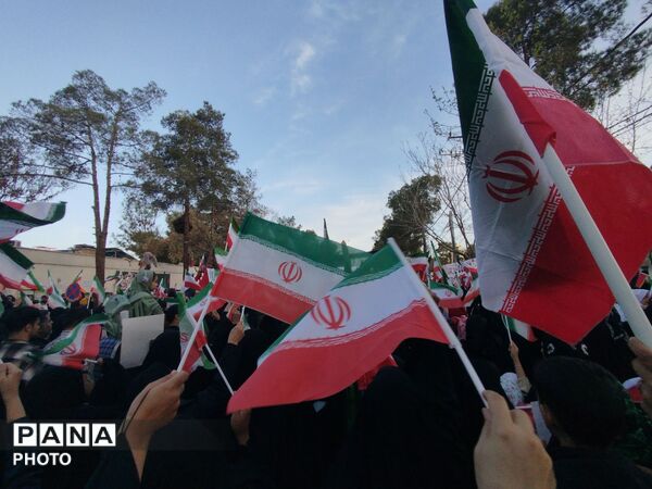 دانش آموزان کرمانی در سوگ «شهدای دبستان شجره طیبه میناب»