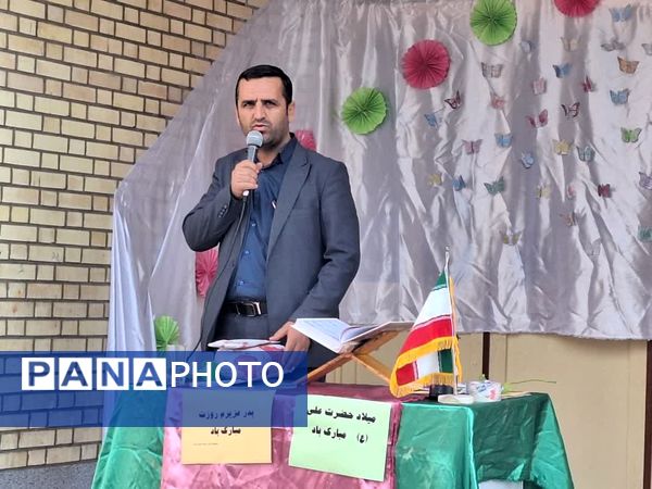 بوسه دختران روستای لالب بر دستان زحمت‌کشیده پدران