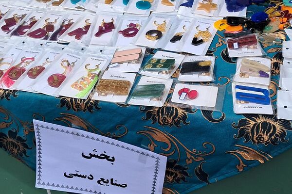 برگزاری بازارچه صنایع دستی و غذا در دبیرستان‌ حضرت‌ معصومه (س) شهرستان فیروزکوه