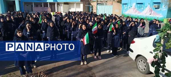 دانش‌آموزان ناحیه4 اهواز روز اول مدرسه را با یاد شهدا آغاز کردند