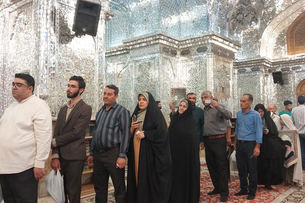 شاهچراغ مملو از مردمی که برای انتخابات حضور پیدا کردند
