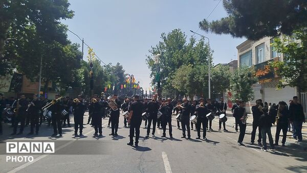 خیابان امام در روز تاسوعای حسینی حال و هوای دیگری میدهد 