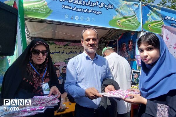 تقدیر از دانش‌آموزان برگزیده پویش‌های کانون نیایش منطقه ۶ در آیین افتتاحیه پایگاه‌های تابستانی