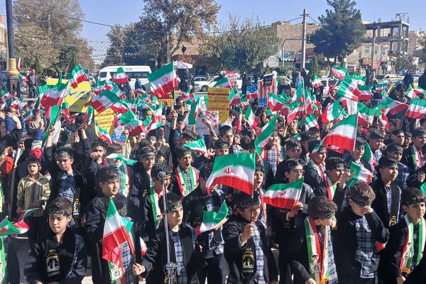 خروش هزاران دانش آموز ورامینی در ۱۳ آبان