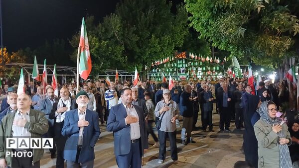  مردم در خیابان‌ها با پرچم ایران، با آرمان‌های انقلاب تجدید پیمان کردند