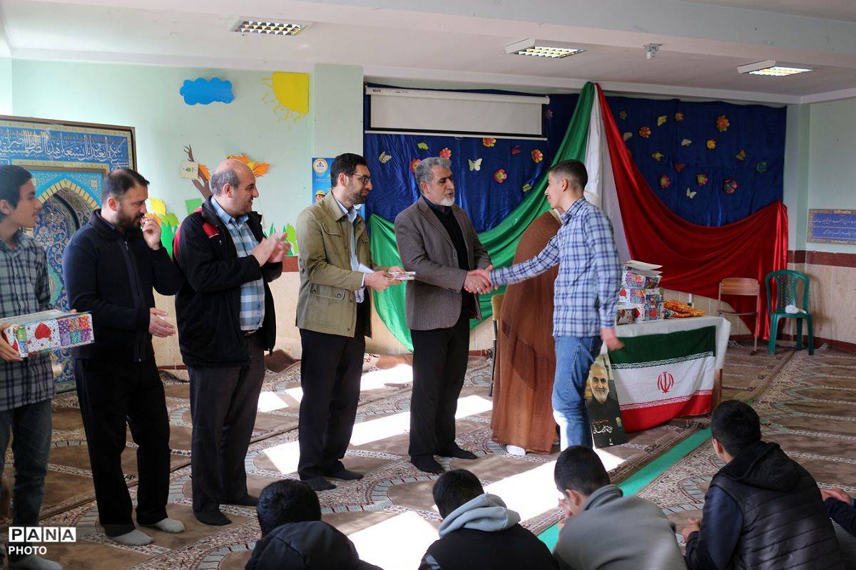 تجلیل از دانش‌آموزان برتر علمی و ورزشی مدرسه ولایت به مناسبت هفته امور‌تربیتی