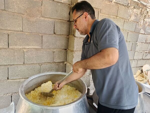 پخت و توزیع نذری در روز تاسوعای حسینی روستای حسن آباد داراب استان فارس