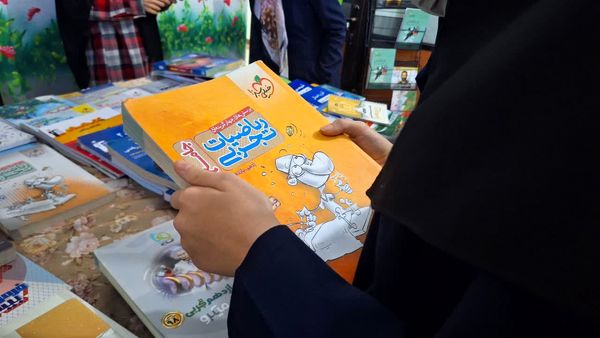 برپایی نمایشگاه کتب کمک‌درسی در دبیرستان دخترانه فاطمیه ناحیه یک کرج