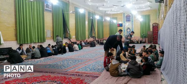 ضیافت افطاری و اقامه نماز جماعت در روز چهارم ماه مبارک رمضان در حسینیه شهر بار نیشابور 