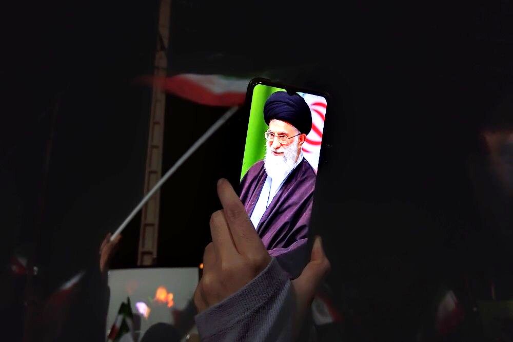 پرچم عزت را می‌بریم بالا 