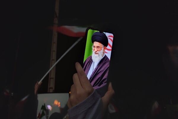 پرچم عزت را می‌بریم بالا 