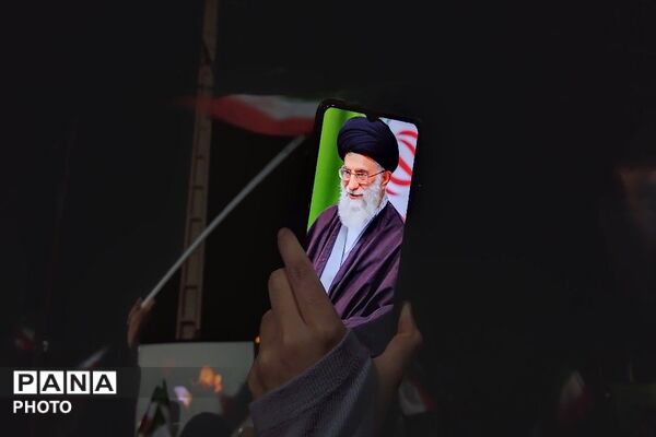 پرچم عزت را می‌بریم بالا 