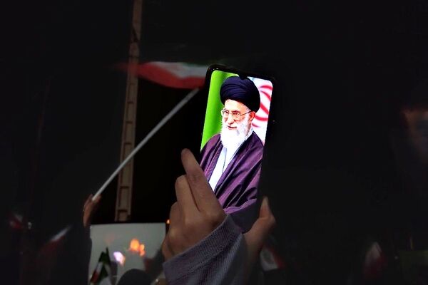 پرچم عزت را می‌بریم بالا 