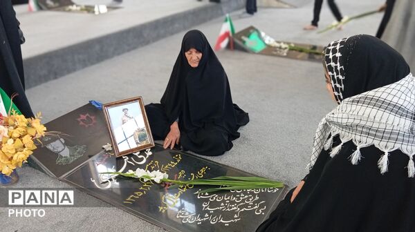 میهمانی لاله‌ها در شهرستان بن با حضور دانش‌آموزان 