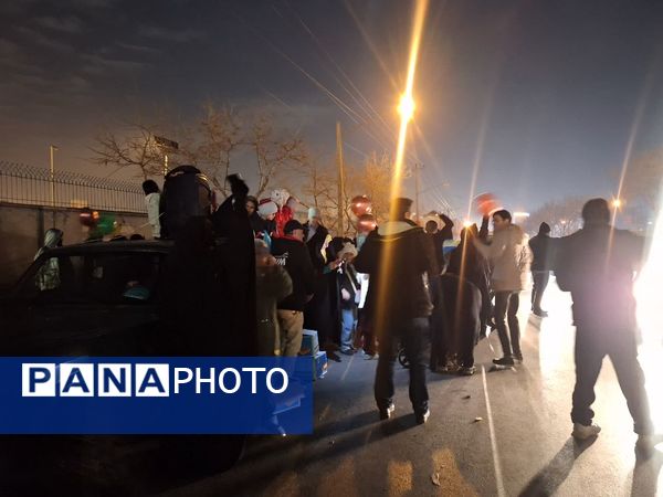 شادی مردم در کوچه وخیابان‌های مشهد در شب نیمه شعبان