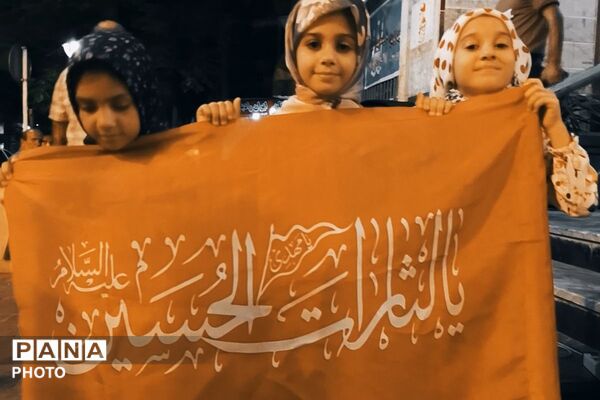 کوچک‌ترین حاضران شهرک انقلاب؛ کودکان در قاب یک اجتماع مردمی