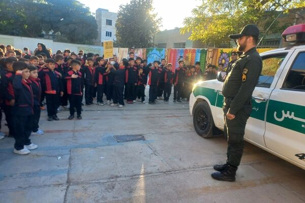 قاب های ماندگار از بازدید نیروی انتظامی در مدرسه معلم آشخانه 