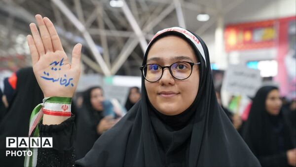 هم‌صدایی سه هزار دانش‌آموز اصفهانی در پویش ملی باید برخاست 