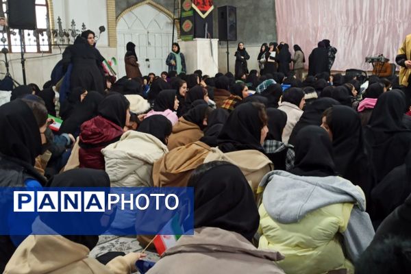 مدرسه شهید لطفی بهارستان‌دو میزبان جشن دهه فجر 