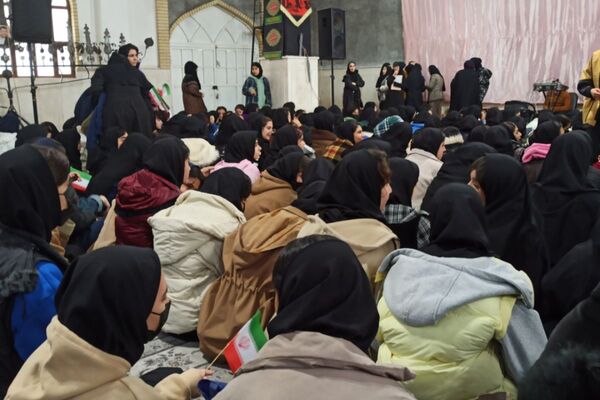 مدرسه شهید لطفی بهارستان‌دو میزبان جشن دهه فجر 