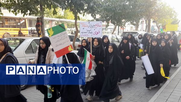 حضور پرشور دانش آموزان مشهد مقدس در راهپیمایی یوم‌الله ۱۳ آبان 