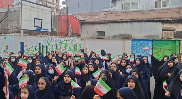 آغاز جشن‌های دهه فجر در مدارس؛ زنگ انقلاب امسال با ایران‌مون نواخته شد