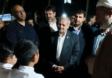 وزیر آموزش و پرورش در جمع دانش آموزان مشهدی ؛ از اقامه نماز تا بازدید از غرفه های دانش آموزی