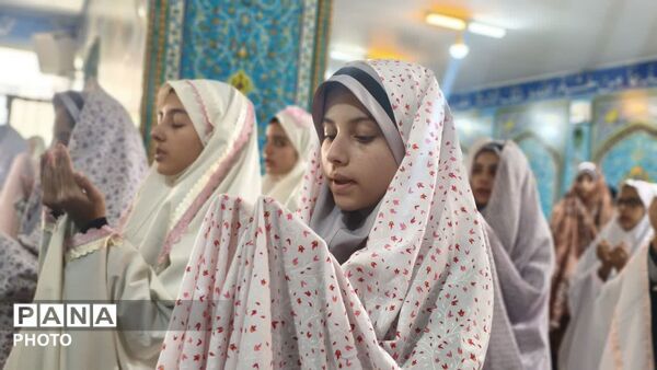 اقامه نخستین نماز جماعت سال تحصیلی جدید در دبیرستان فرهنگیان ناحیه ۴ اصفهان