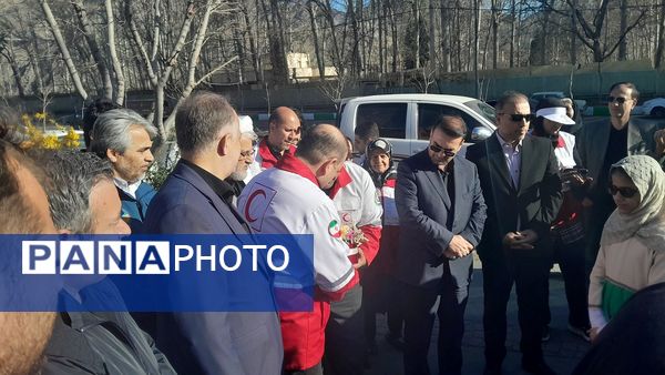 بازدید دبیرکل جمعیت هلال احمر کشور از غرفه‌های خدمت‌رسانی شهر کرج در نوروز 