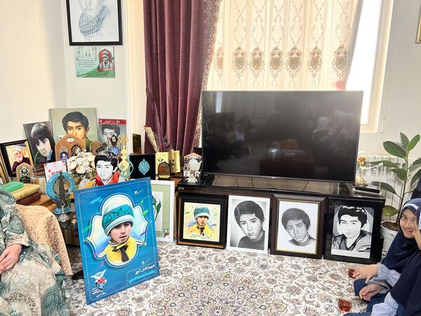 دیدار دانش‌آموزان دبستان المهدی ناحیه 2 کرج با خانواده دانش‌آموز شهید رضا پناهی